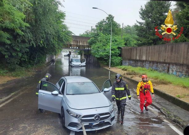 FOTO. Nubifragio colpisce il basso Varesotto. Automobilisti intrappolati nel sottopasso allagato salvati dai vigili del fuoco FOTO. Nubifragio colpisce il basso Varesotto. Automobilisti intrappolati nel sottopasso allagato salvati dai vigili del fuoco
