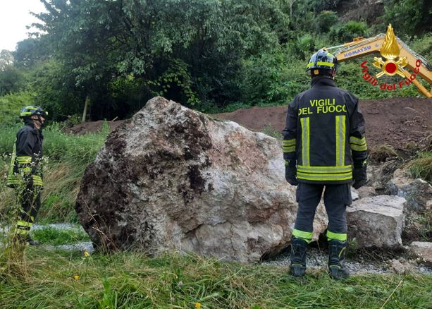 FOTO. Angera, grosso macigno si stacca ai piedi della Rocca: due famiglie evacuate