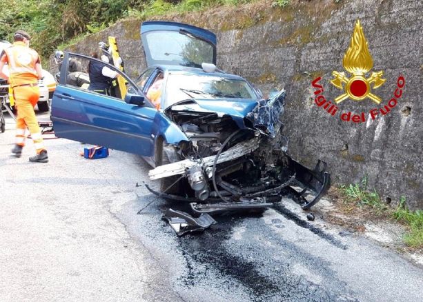 Si schianta in auto contro un muro e resta incastrato nell'abitacolo