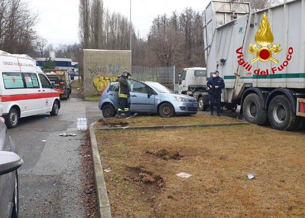 Auto esce di strada e si ribalta: paura per due ventenni a Monvalle Auto esce di strada e si ribalta: paura per due ventenni a Monvalle