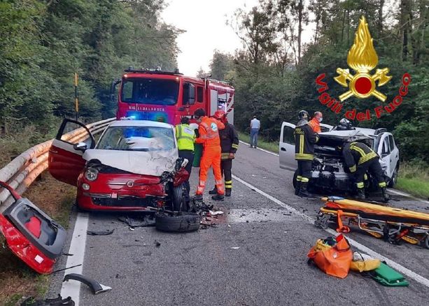 FOTO. Spaventoso frontale sulla statale della Valganna: due feriti gravi e strada bloccata
