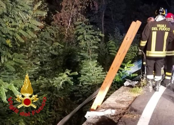 Sfonda il guard rail e vola con l'auto per dieci metri nella scarpata