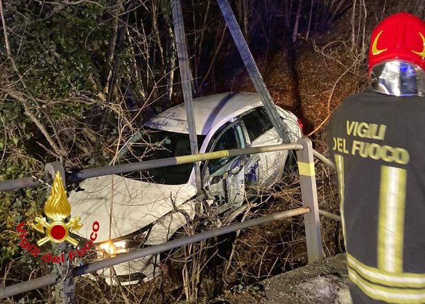 FOTO. Auto finisce nel dirupo sulla strada del Sacro Monte: spavento per due ragazzi