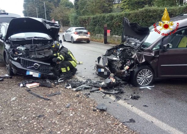 FOTO. Frontale sulla statale della Valganna, due automobilisti finiscono in pronto soccorso FOTO. Frontale sulla statale della Valganna, due automobilisti finiscono in pronto soccorso