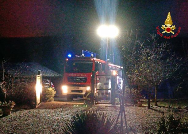 Notte di fuoco nel Varesotto: brucia un tetto a Marchirolo Notte di fuoco nel Varesotto: brucia un tetto a Marchirolo