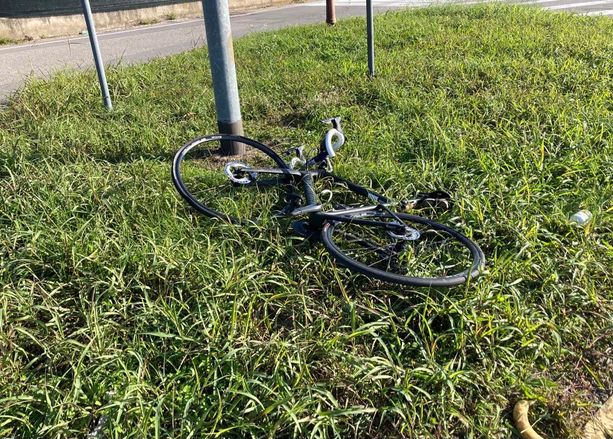 Novantenne in auto travolge due ciclisti all'incrocio: due feriti, uno è grave Novantenne in auto travolge due ciclisti all'incrocio: due feriti, uno è grave