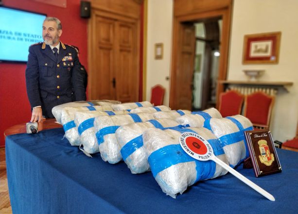 Nel bagaglio dell'auto presa a noleggio con 26 chili di marijuana: arrestato 30enne