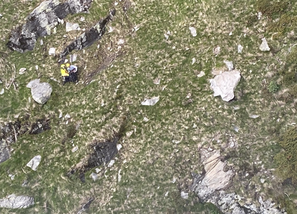 Escursionisti bloccati vicino a un burrone all'Alpe Devero. Salvati dall'elicottero dei vigili del fuoco