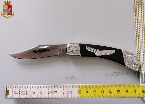 Folle violenza sul bus 2: coppia aggredisce autista Gtt e passeggeri con pietre e un coltello