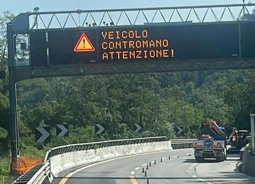 In contromano sulla Torino-Pinerolo: la stradale blocca una Mercedes prima che faccia danni. Multa da 2000 euro In contromano sulla Torino-Pinerolo: la stradale blocca una Mercedes prima che faccia danni. Multa da 2000 euro