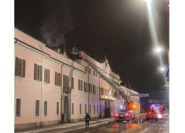 Incendio a Palazzo Estense, fumo dal tetto del Comune Incendio a Palazzo Estense, fumo dal tetto del Comune