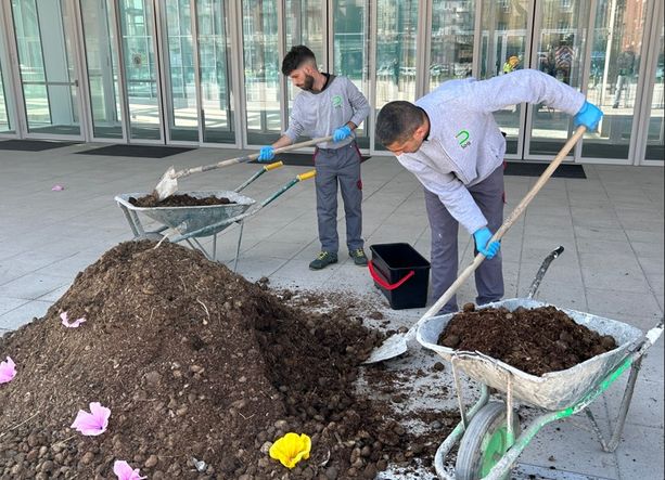 Cirio risponde agli ambientalisti: “Grazie del letame, lo useremo come concime per il giardino del grattacielo” Cirio risponde agli ambientalisti: “Grazie del letame, lo useremo come concime per il giardino del grattacielo”