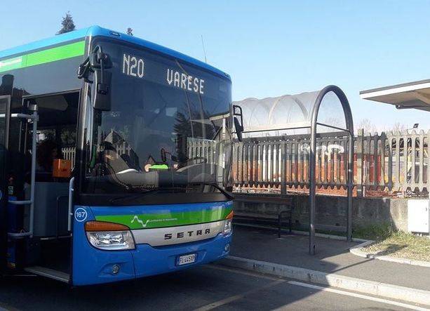 Angera: ragazzi fumano sul bus, l'autista li rimprovera e viene preso a botte