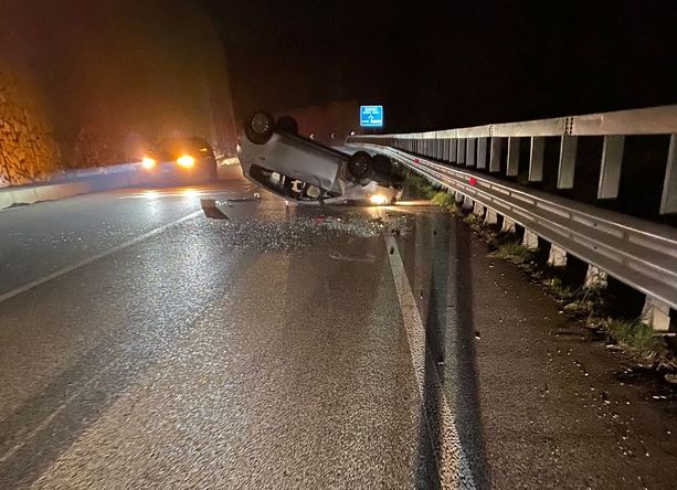 FOTO. Finisce fuori strada con l'auto e si ribalta. Paura ad Arcisate per un 19enne