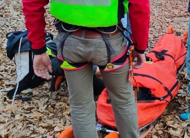 Escursionista 56enne cade lungo un sentiero nei boschi di Marchirolo e si rompe una gamba Escursionista 56enne cade lungo un sentiero nei boschi di Marchirolo e si rompe una gamba