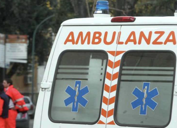 Pedone investito, in piazza Repubblica interviene l'ambulanza
