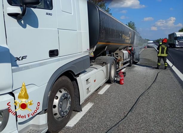 Paura in A21 per un principio d’incendio su un’autocisterna carica di gasolio