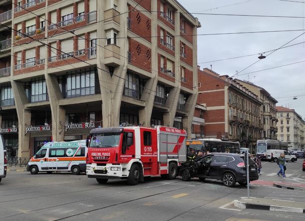Scontro tram-auto in via Cibrario, in ospedale il conducente della vettura Scontro tram-auto in via Cibrario, in ospedale il conducente della vettura