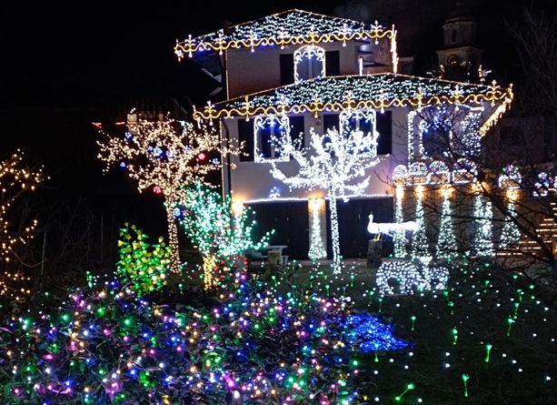 Leggiuno regina del turismo invernale: pullman da tutta Italia e dall'Europa per le lucine, per Santa Caterina del Sasso e per Gigi Riva Leggiuno regina del turismo invernale: pullman da tutta Italia e dall'Europa per le lucine, per Santa Caterina del Sasso e per Gigi Riva