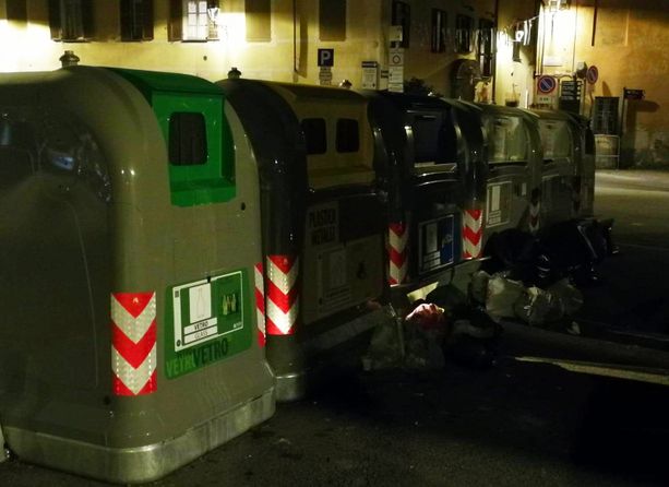 Abbandoni di rifiuti in piazza Marconi: una decina di multati Abbandoni di rifiuti in piazza Marconi: una decina di multati