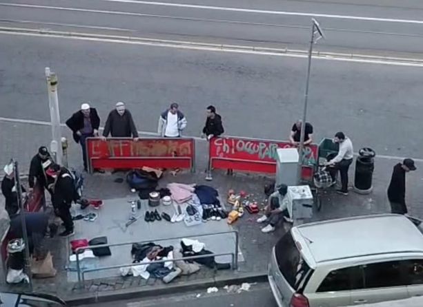 Tra scarpe e maglioni taroccati, torna il suk abusivo sotto i balconi del quartiere Tra scarpe e maglioni taroccati, torna il suk abusivo sotto i balconi del quartiere