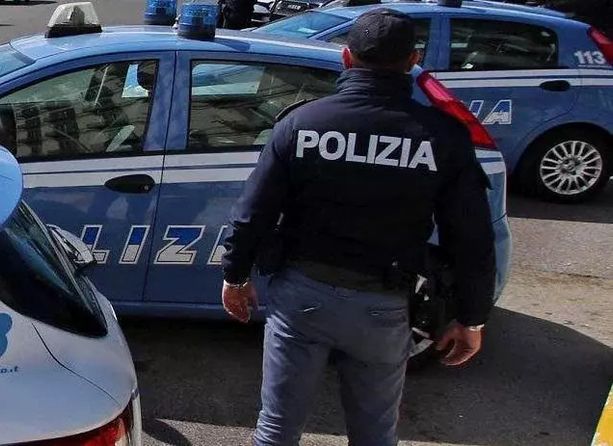 Uomo morto in via San Marino, proseguono le indagini: non si esclude l'ipotesi di un suicidio