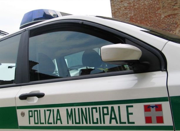 Travolge una bici e fugge: Municipale sulle tracce di un motociclista