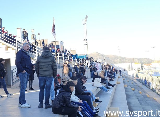 Calcio, Albenga. Steward assenti e la capienza del Riva ridotta a 99 posti, ma i presenti sono più di 200. In tribuna sale il nervosismo per tifosi e genitori Calcio, Albenga. Steward assenti e la capienza del Riva ridotta a 99 posti, ma i presenti sono più di 200. In tribuna sale il nervosismo per tifosi e genitori
