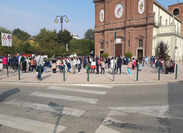 Colpi di tosse improvvisi e gola irritata per alunni e personale: la Don Albera di None evacuata Colpi di tosse improvvisi e gola irritata per alunni e personale: la Don Albera di None evacuata