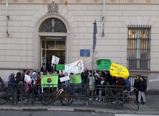 12enne investito da uno scooter davanti alla Manzoni: grave al Regina Margherita