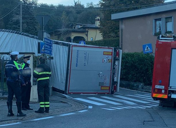 Un camion si ribalta sulla Provinciale a Mornago: sfondata la recinzione di una villetta Un camion si ribalta sulla Provinciale a Mornago: sfondata la recinzione di una villetta