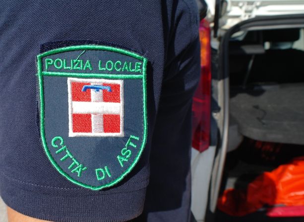 La piazza della stazione di Asti, teatro di un accoltellamento per futili motivi. Intervenuti polizia locale e carabinieri La piazza della stazione di Asti, teatro di un accoltellamento per futili motivi. Intervenuti polizia locale e carabinieri