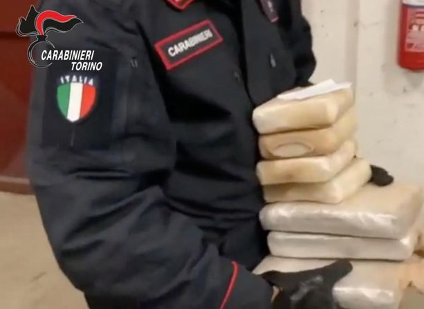 Giro di vite contro lo spaccio di droga tra Torino e la Valsusa: otto persone finiscono nei guai per cocaina [VIDEO]