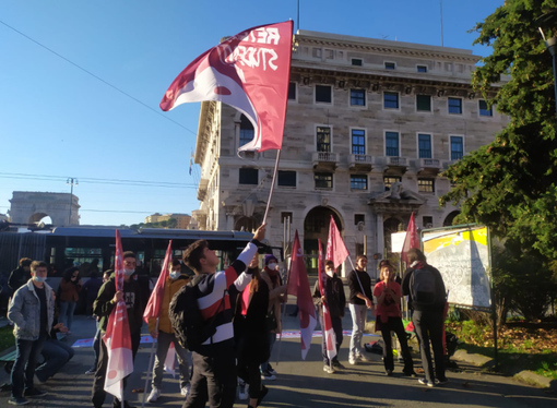 "Nessun merito al governo", questa mattina studenti genovesi in piazza "Nessun merito al governo", questa mattina studenti genovesi in piazza