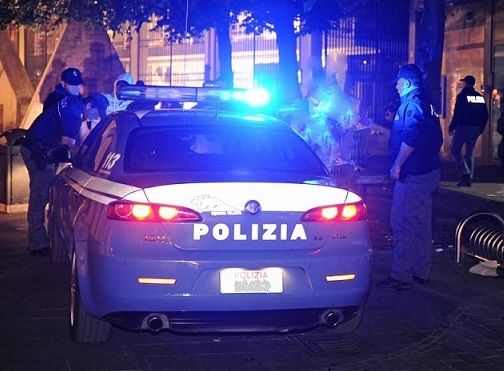 Con un coltello da cucina di 33 cm, viene disarmato e colpisce due agenti: in carcere 33enne Con un coltello da cucina di 33 cm, viene disarmato e colpisce due agenti: in carcere 33enne