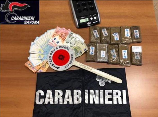 Protagonista di un vero e proprio “mercato della droga” a Savona: 68enne arrestato dai carabinieri Protagonista di un vero e proprio “mercato della droga” a Savona: 68enne arrestato dai carabinieri
