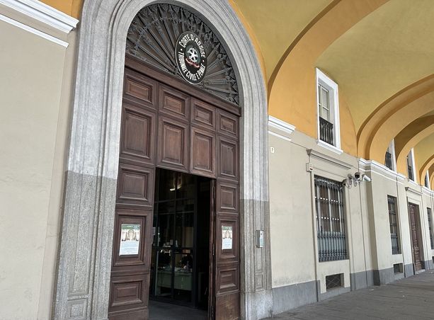 Colpisce il barista con una bottiglia in pieno volto, il gip convalida l’arresto: l'aggressore resta in carcere Colpisce il barista con una bottiglia in pieno volto, il gip convalida l’arresto: l'aggressore resta in carcere