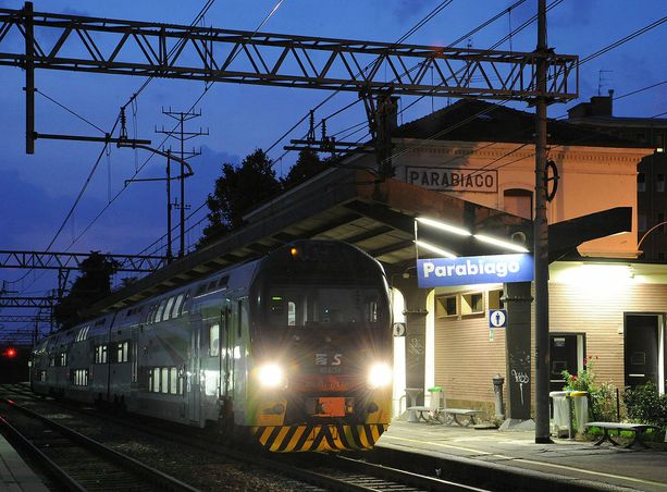 Tragedia sui binari a Parabiago, persona travolta e uccisa da un treno. Linea bloccata e pendolari nel caos
