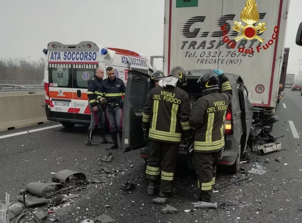 Ancora una vittima sulle autostrade milanesi: donna di 33 muore contro un camion Ancora una vittima sulle autostrade milanesi: donna di 33 muore contro un camion