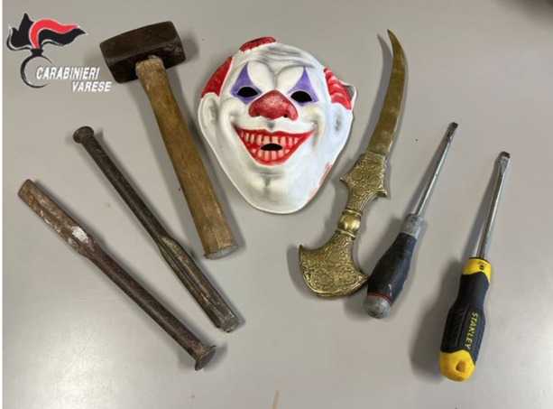 Rubavano nelle ville sul lago Maggiore mascherati da clown: arrestate due persone a Brebbia Rubavano nelle ville sul lago Maggiore mascherati da clown: arrestate due persone a Brebbia