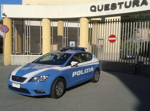 Dopo una lite a Savona, calci e pugni ai poliziotti e danneggia un’auto: 46enne in manette