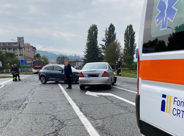 Incidente alle porte di Saluzzo: due auto e sei persone coinvolte Incidente alle porte di Saluzzo: due auto e sei persone coinvolte