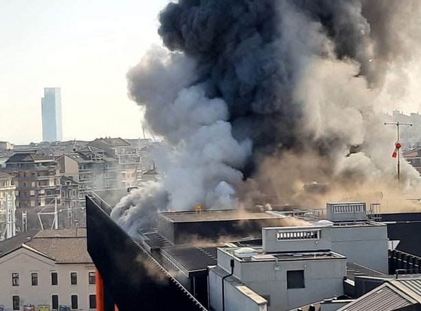 A fuoco l'ex palazzo Fiat in corso Ferrucci: le colonne di fumo si vedono da ogni angolo della città [FOTO e VIDEO]