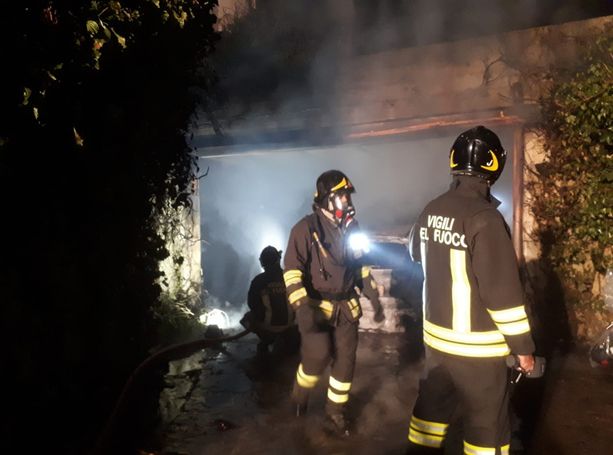Fiamme in un garage a San Pietro Val Lemina: un ferito Fiamme in un garage a San Pietro Val Lemina: un ferito