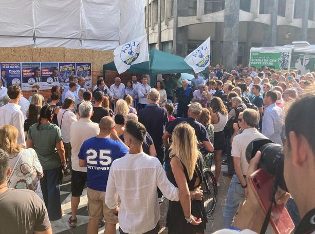 Salvini non c’è, i candidati leghisti sì. Appello alla piazza di Busto: «Fondamentale andare a votare» Salvini non c’è, i candidati leghisti sì. Appello alla piazza di Busto: «Fondamentale andare a votare»