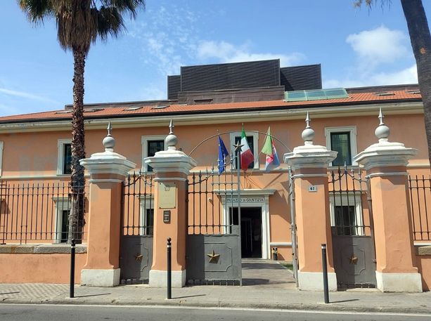 Imperia, litiga con la vicina e le prende a calci il cane: 59enne a processo per maltrattamento di animali