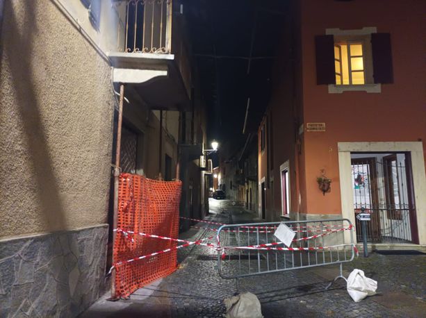 A Luserna alta un mezzo pesante ha colpito un balcone: chiusa via Brianza Ballesio A Luserna alta un mezzo pesante ha colpito un balcone: chiusa via Brianza Ballesio