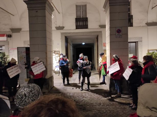 Fiaccolata solidale a Torre Pellice contro la violenza sulle donne