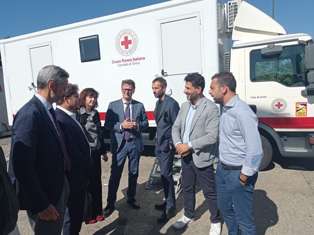 Migranti, il centrosinistra in visita in via Traves: “Serve un’altra soluzione dignitosa”