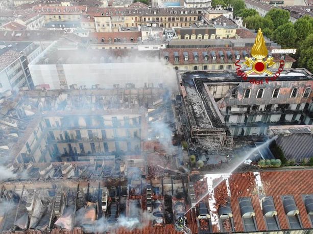 Incendio di piazza Carlo Felice, la Procura apre un fascicolo: si ipotizza il reato di incendio colposo